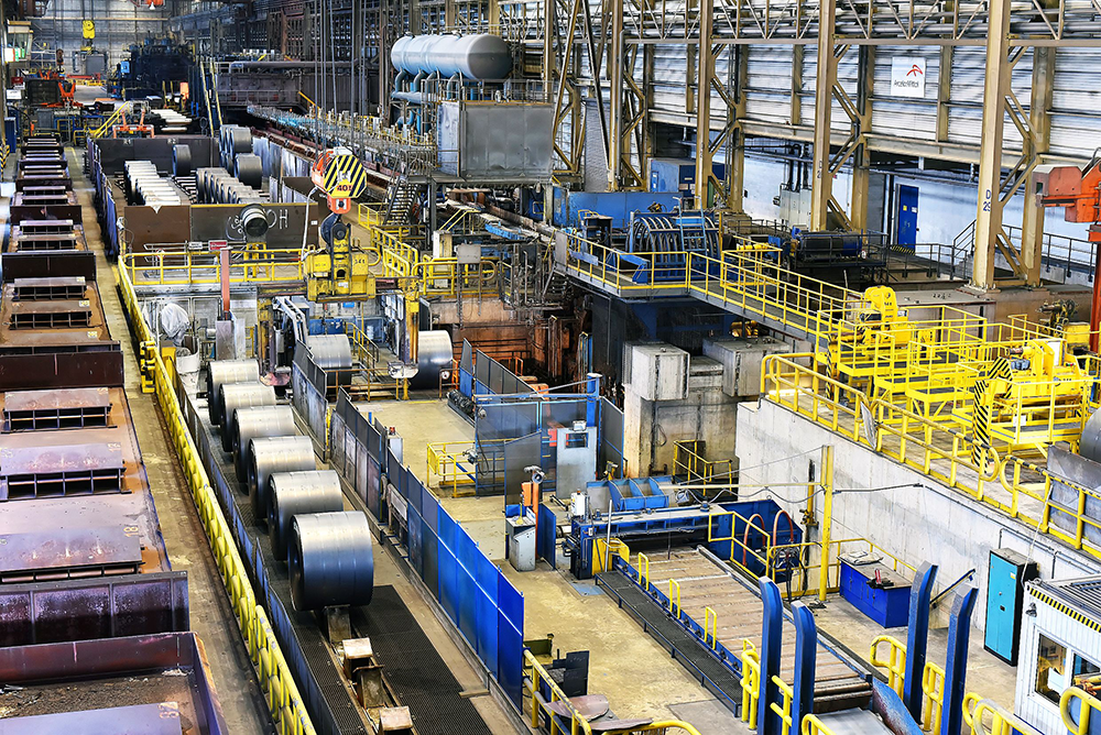 Anwendungsbereich Stahlindustrie: Wenn Brammen zu Bändern, Blechen oder Profilen werden, geschieht dies häufig unter Einsatz der Antriebselemente von RINGSPANN. (Bild: industrieblick@Adobe Stock) Stahlindustrie
